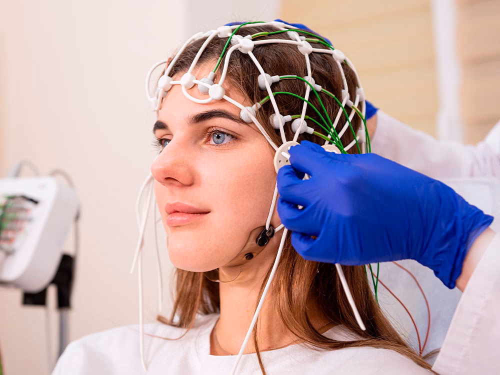 ¿Para qué se utiliza el electroencefalograma con mapeo cerebral?