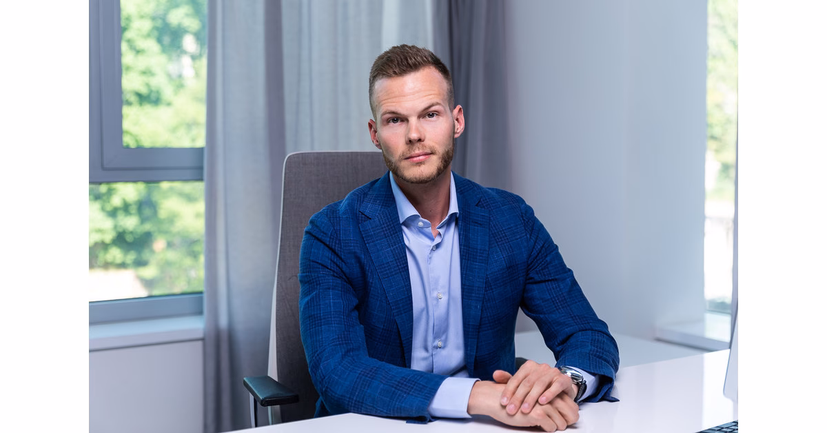 Who funds Alzheimer's disease drug development?