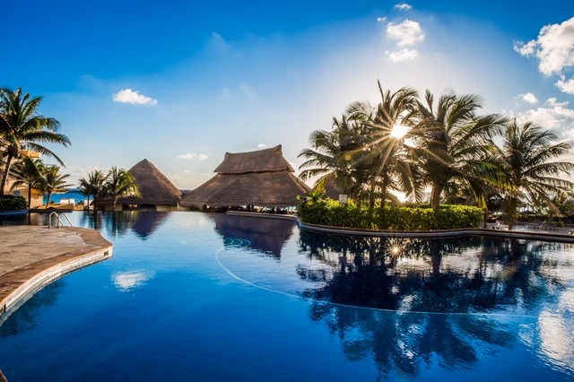 Does Cancun have a hospital?