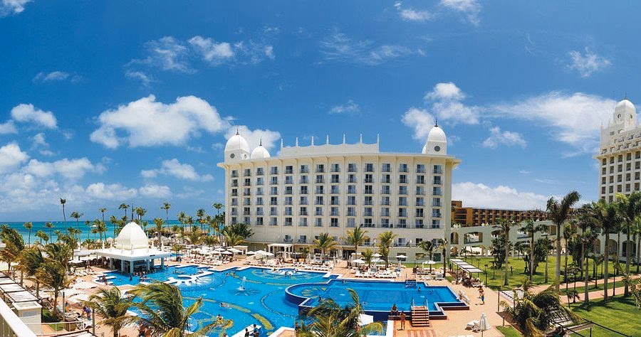 What are the amenities at Riu Latino rooms?
