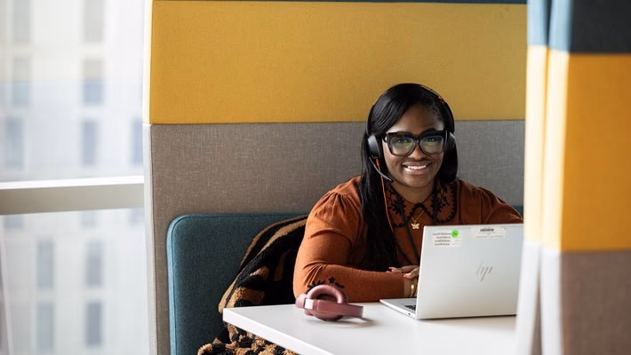 How much does a clinical study specialist make at GSK?