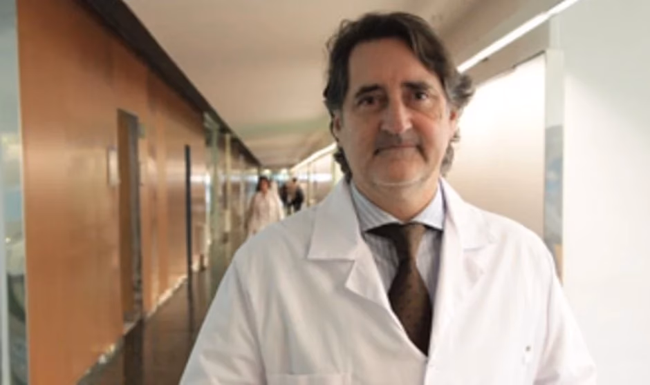 What services are offered by Centro Medico Teknon?