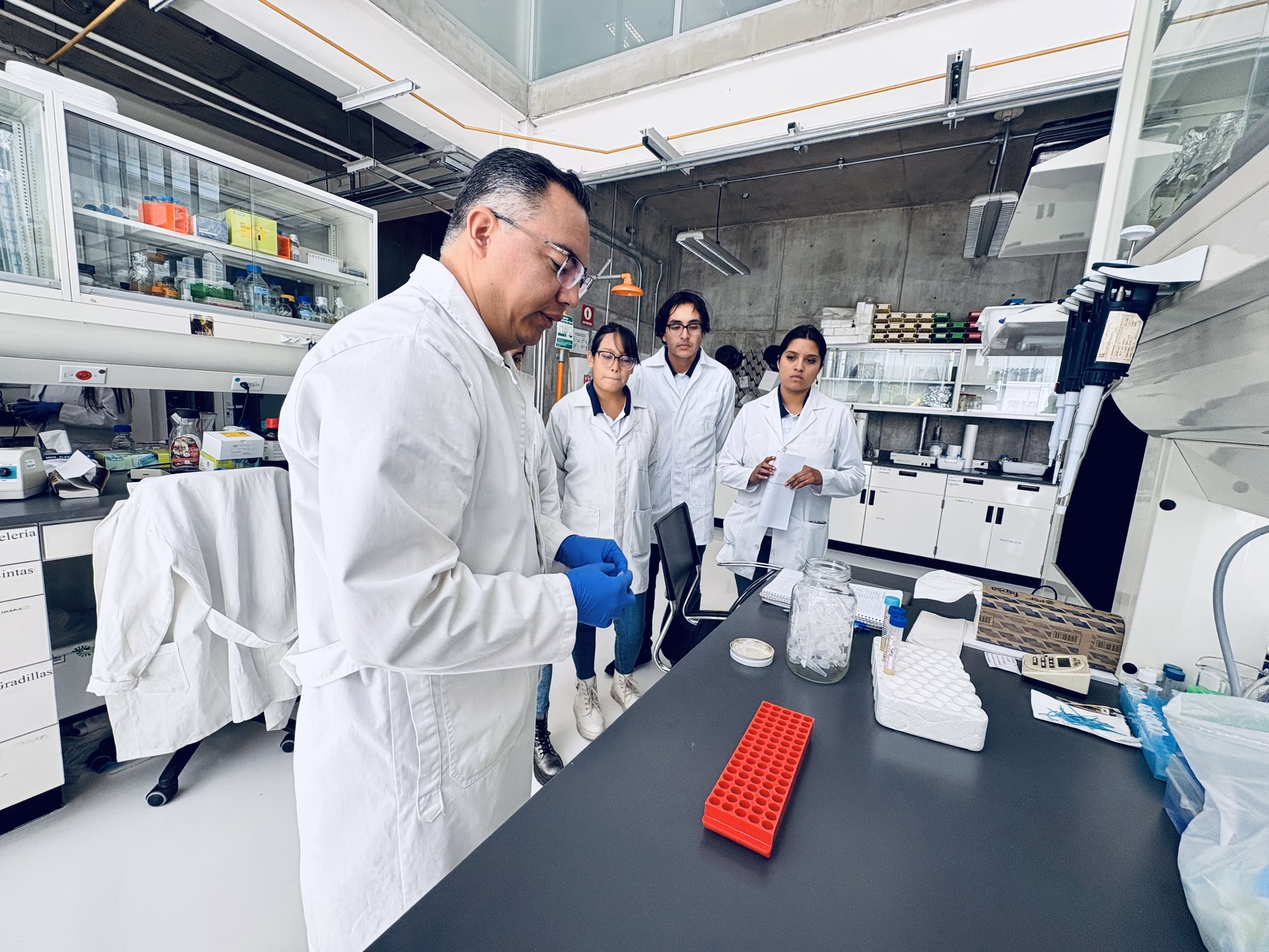 ¿La biología molecular tiene un laboratorio?