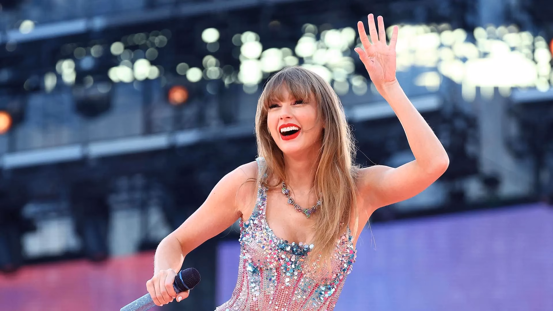 Who is bigger, Elvis or Taylor Swift?